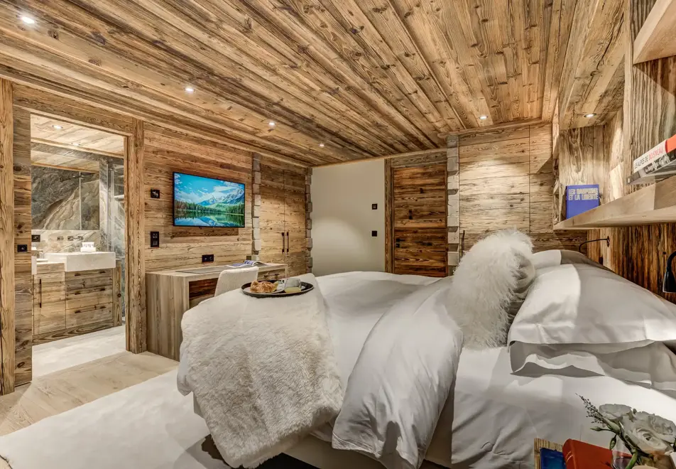 Chalet Azurite, Chamonix (self catered chalet) - Double bedroom (©Adam Johnston)