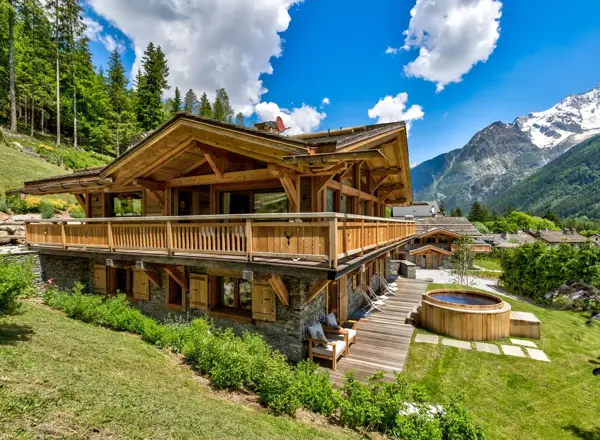 SUMMER - Armancette Façade Été Chalet Saphir Adam Johnston 1