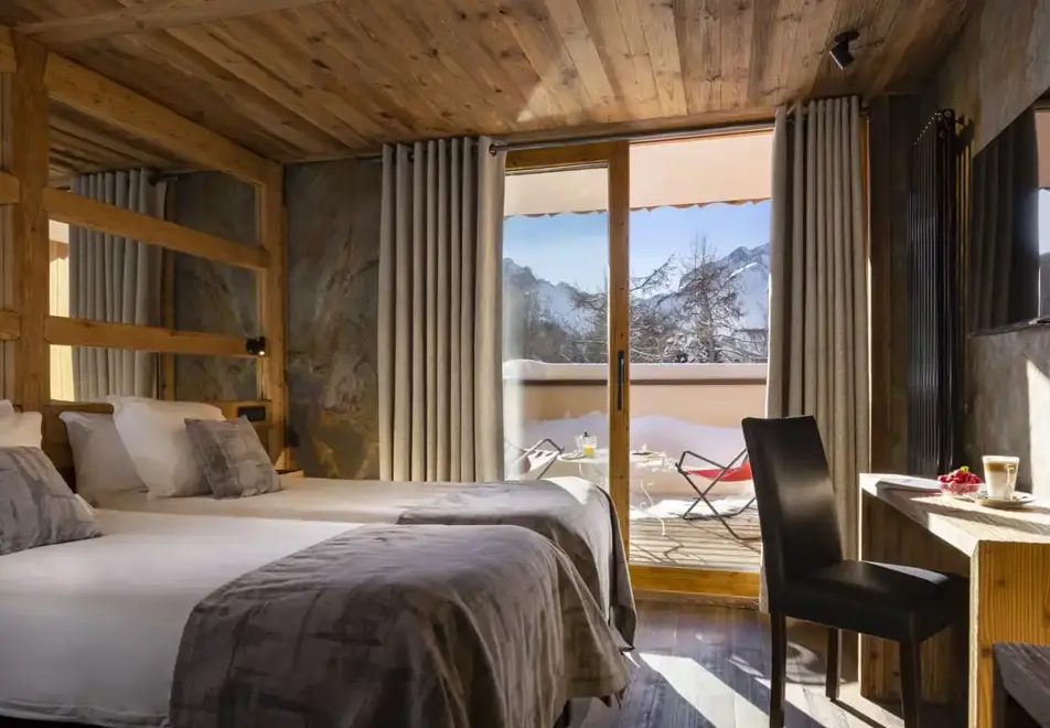 Cote Brune, Les 2 Alpes (hotel) - Typical superior room style