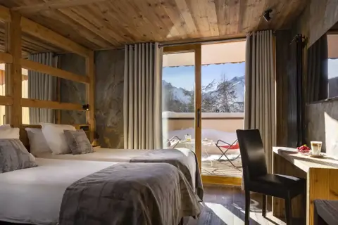 Cote Brune, Les 2 Alpes (hotel) - Typical superior room style