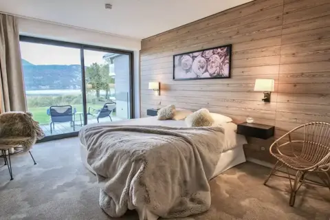Villa Caroline, Lake Annecy - Typical lake view style room
