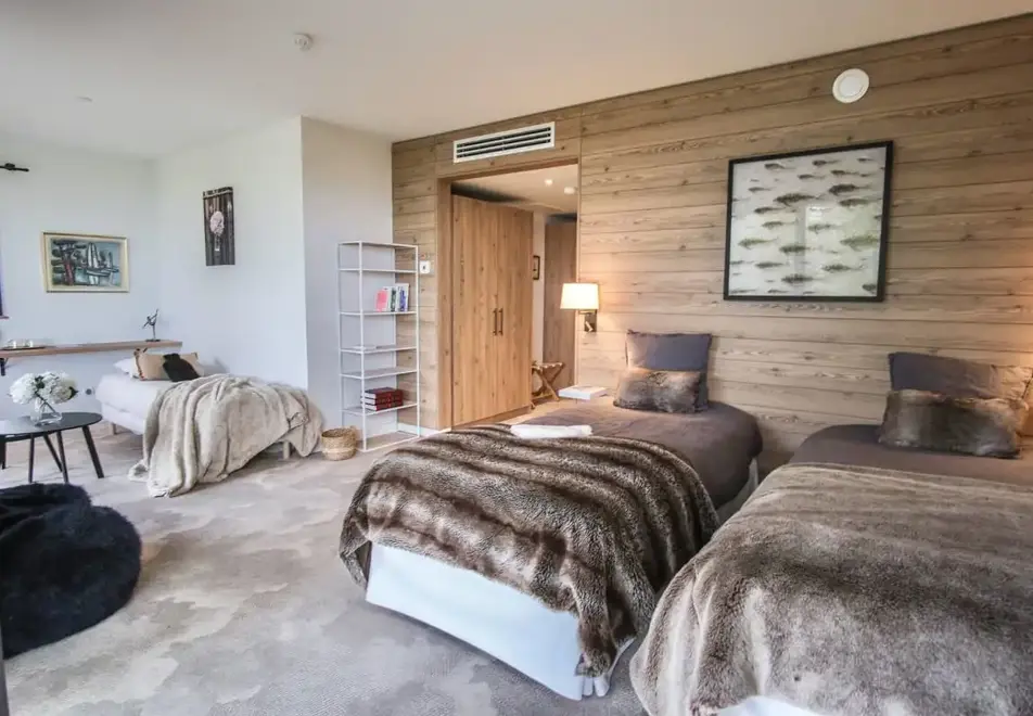 Villa Caroline, Lake Annecy - Typical junior style room