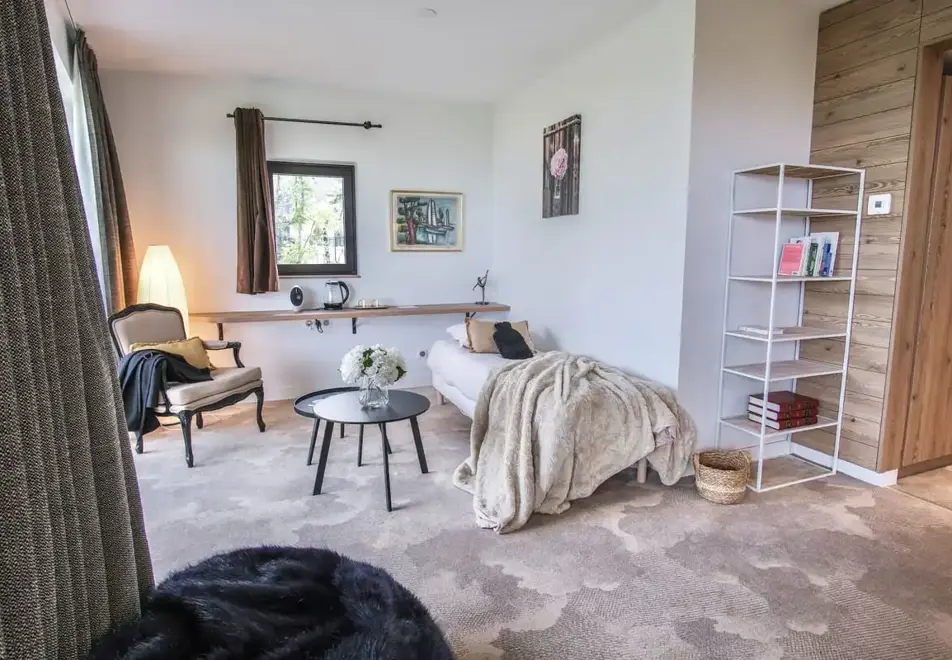 Villa Caroline, Lake Annecy - Typical junior style room