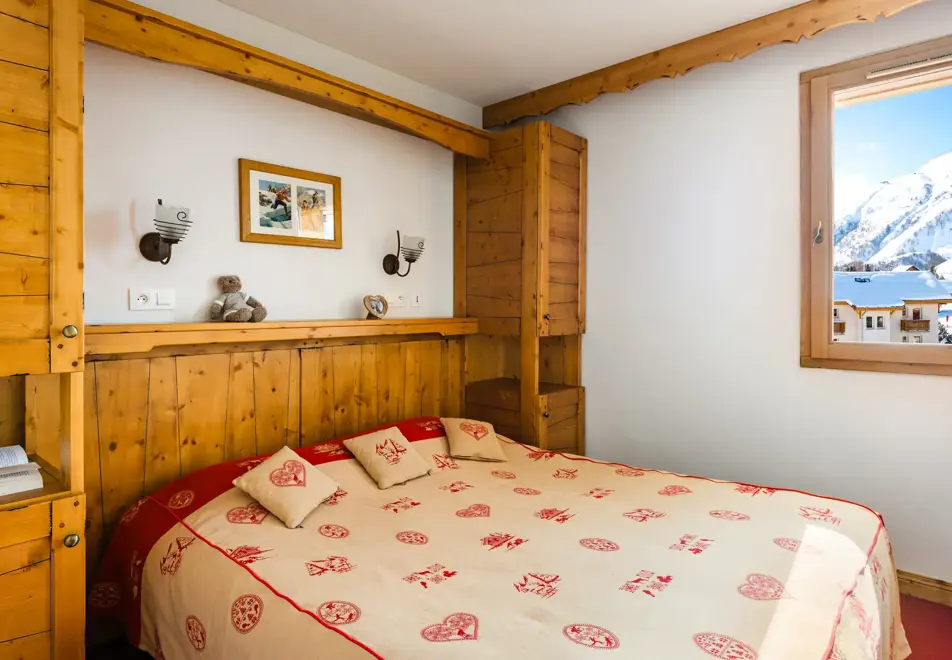 Ecrin des Sybelles, La Toussuire (self catered apartments) - Typical double bedroom style
