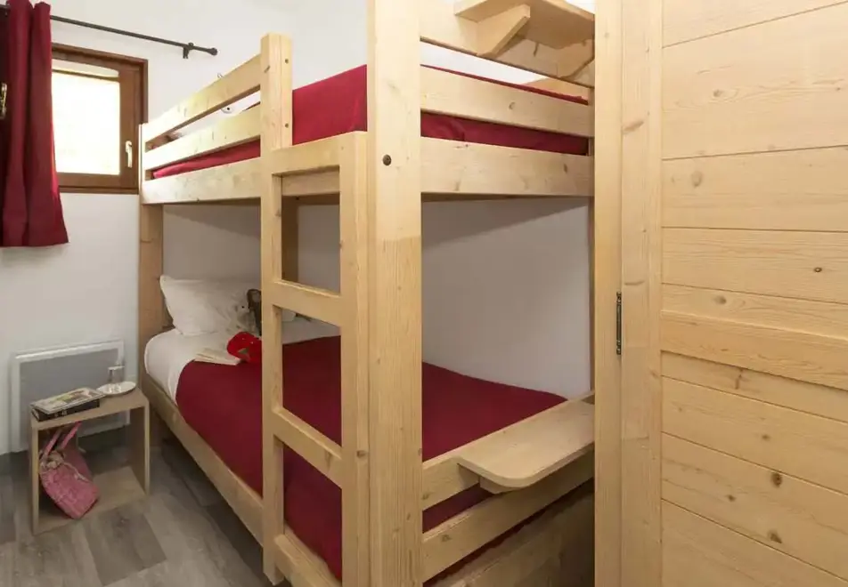 l'Oree des Pistes, St Sorlin d'Arves (self catered apartments) - Typical bunk room style