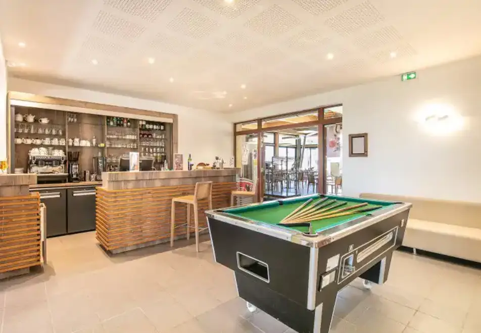 Club Prapoutel Les 7 Laux (self catered apartments) - Renovated bar