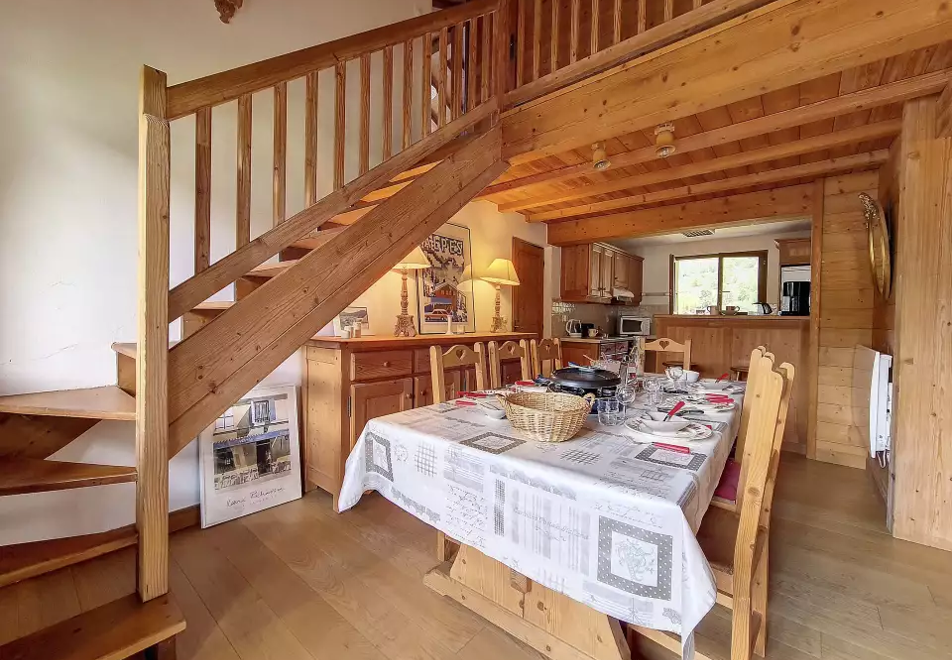 4 bedroom apartment in Saint Martin de Belleville (self catered) - Dining area