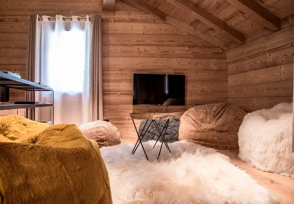 Chalet le Coeur, La Clusaz (B&B chalet) - TV area