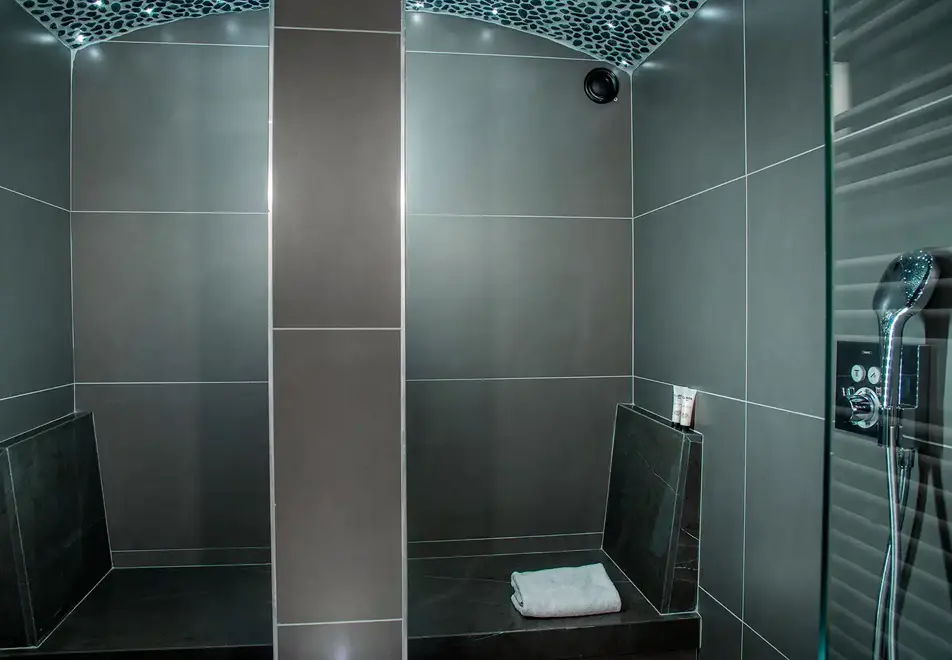 Chalet le Coeur, La Clusaz (B&B chalet) - Shower room