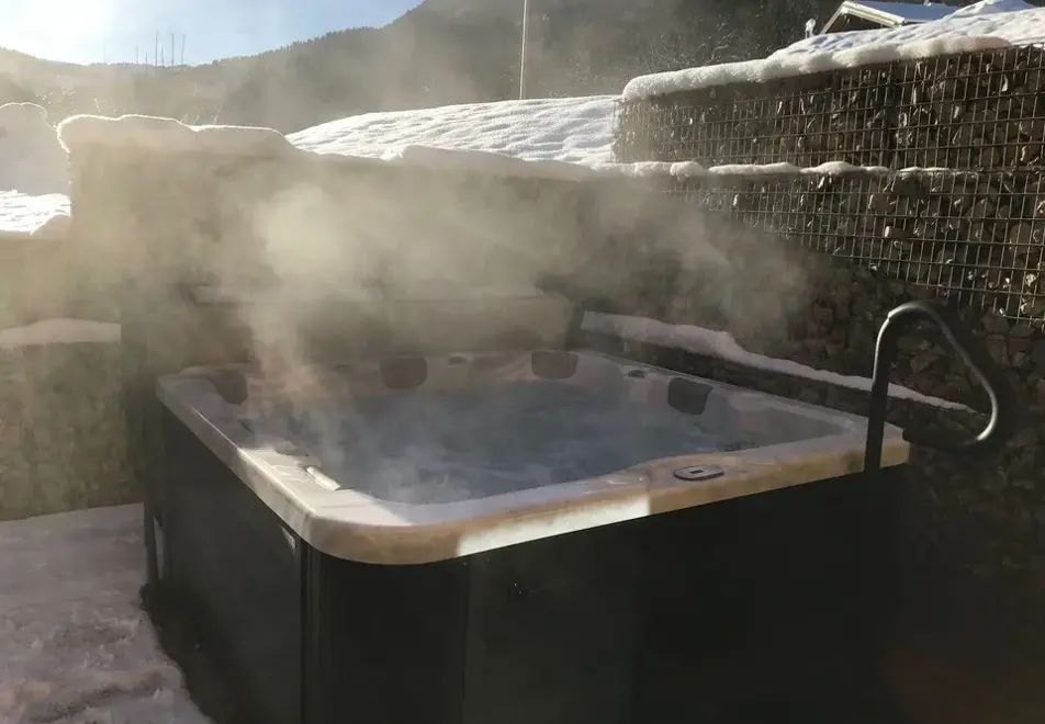 Chalet Le Bon Vieux Temps, Chatel (self catered chalet) - Hot tub