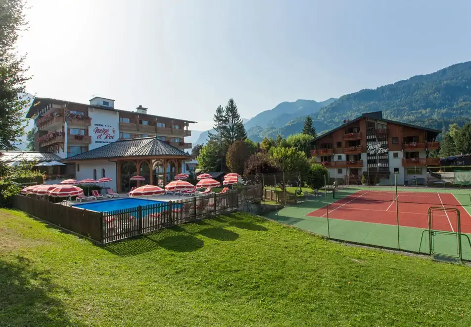 Neige et Roc, Samoens (hotel & apartments) - Outdoor heated pool & tennis court