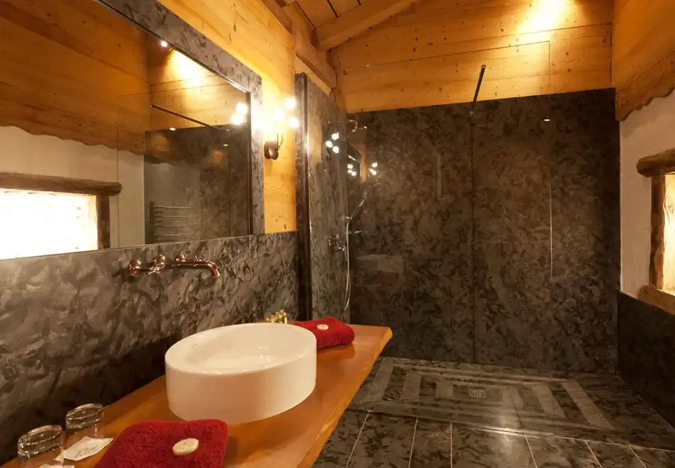 La Ferme de Fontany, Samoens (self catered chalet) - Bathroom