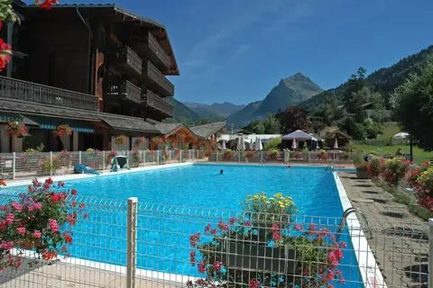 Le Cret, Morzine (hotel) - Outdoor pool