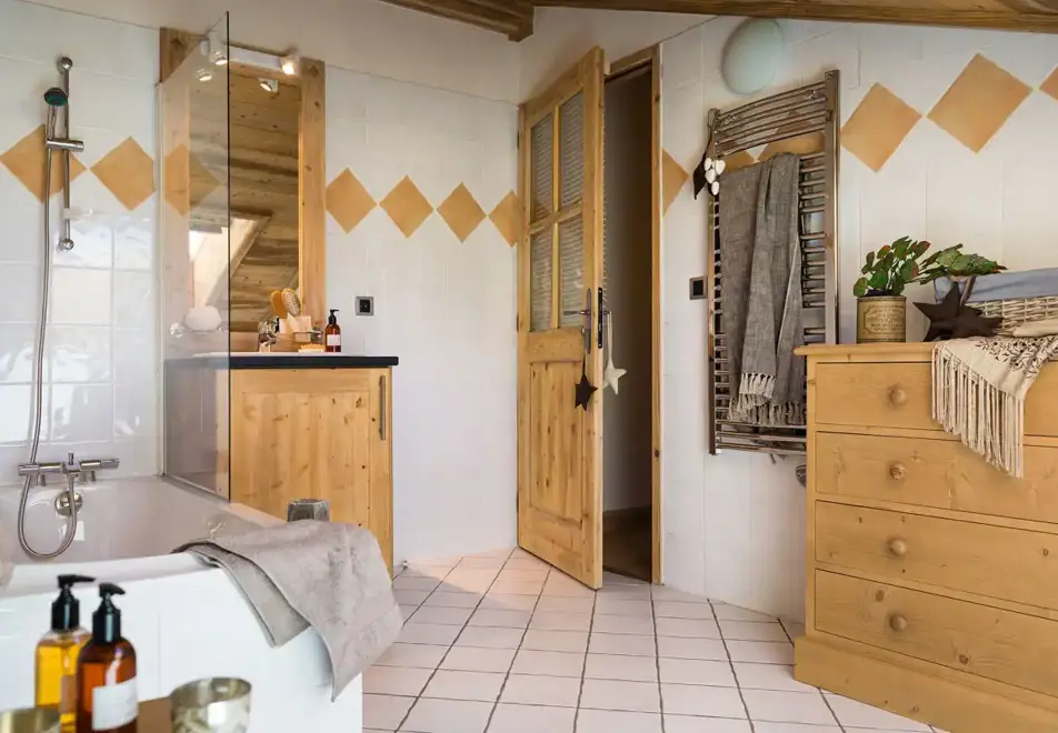Le Coeur d'Or, Bourg St Maurice (self catered apartments) - Bathroom