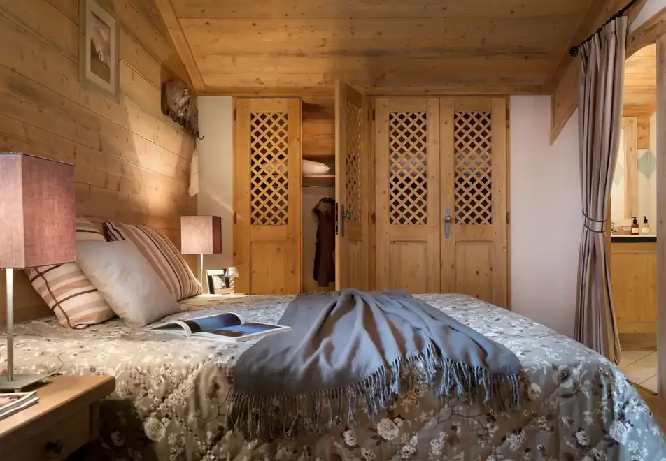 Le Coeur d'Or, Bourg St Maurice (self catered apartments) - Double Bedroom