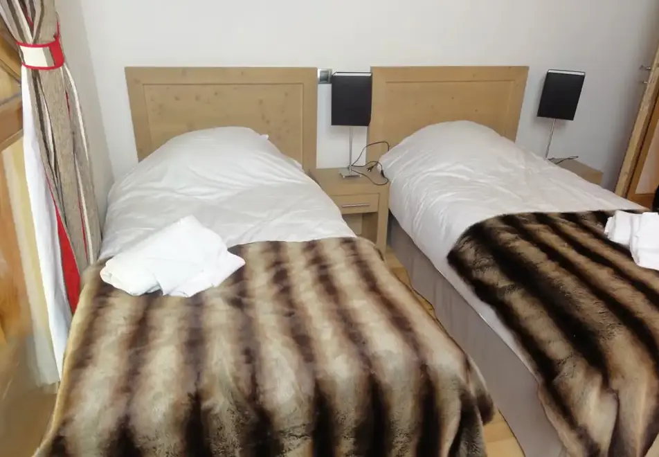 Les Chalets du Flambeau, Val Cenis (self catered apartments) - Twin Bedroom