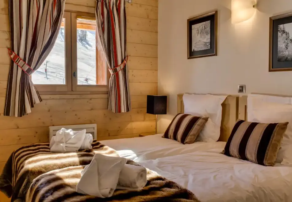 Le Napoleon, Montgenevre (self catered apartments) - Twin Bedroom