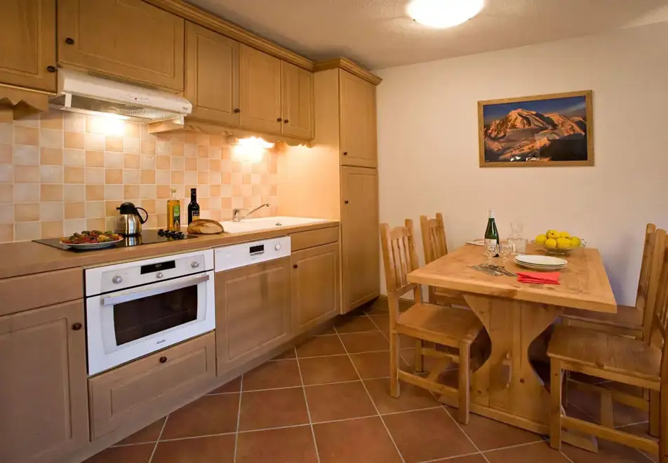Hameau des Airelles, Montgenevre (self catered apartments) - Kitchen/Dining