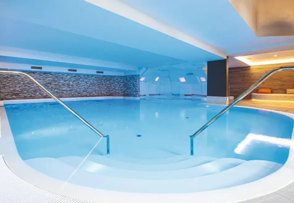 l'Hevana, Meribel (self catered apartments) - Indoor pool