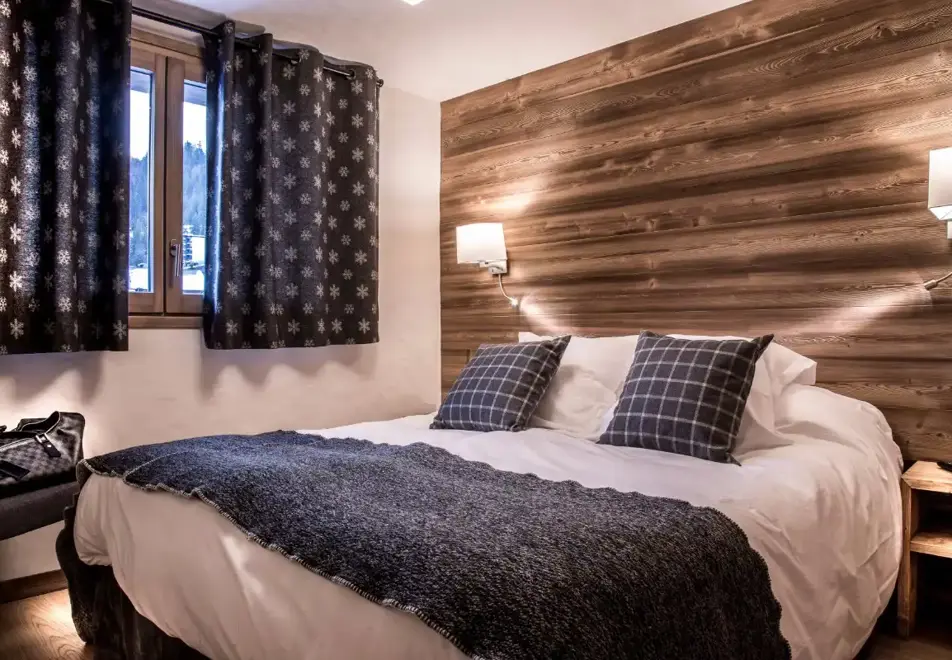 Les Cimes, La Clusaz (self catered apartments) - Double Bedroom