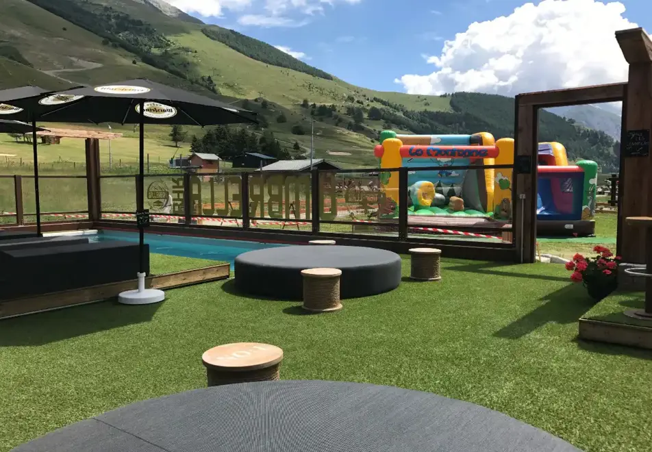 Cote Brune, Les 2 Alpes (hotel) - Terrace with mini pool