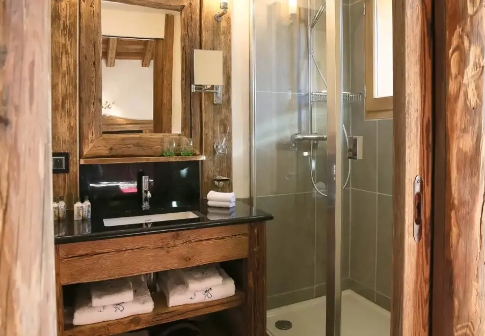 La Bouitte, St Martin de Belleville (hotel) - Style of comfort room