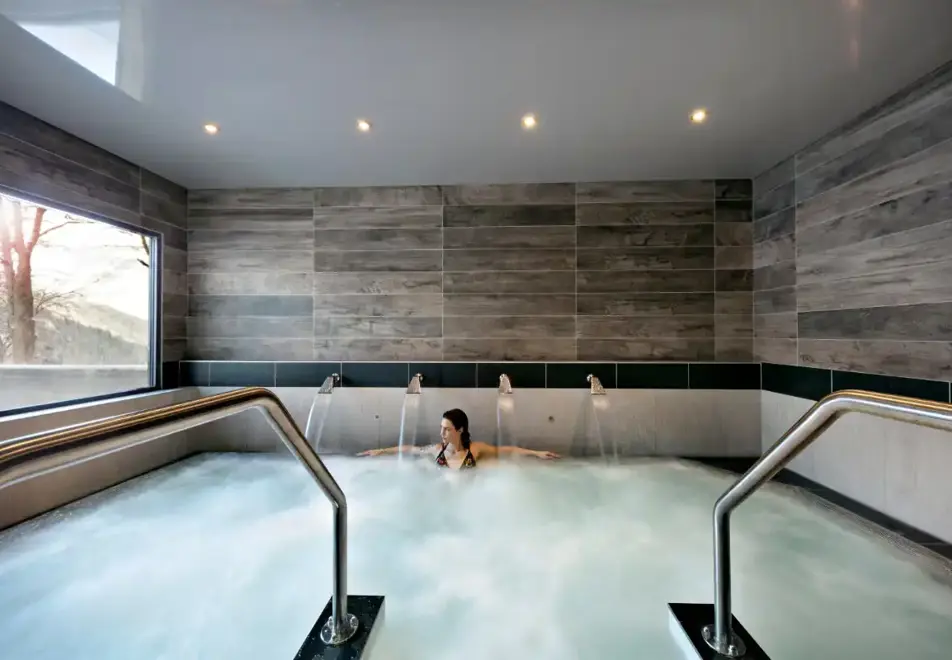 Elena, Les Houches (self catered apartments) - Hot tub