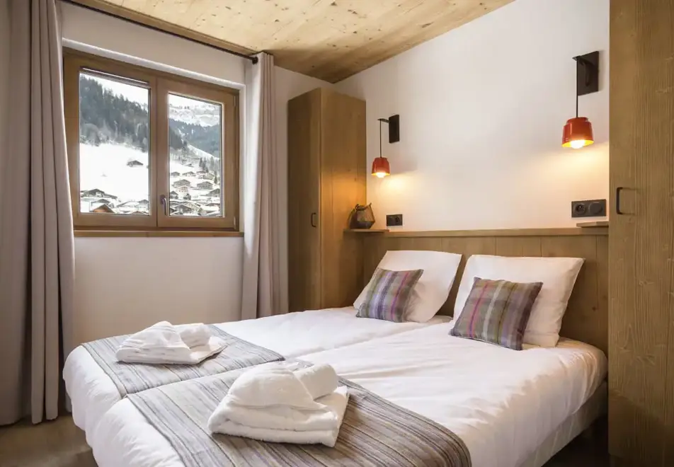 Le Cle des Cimes, Areches Beaufort (self catered apartments) (©MReyboz) - Twin bedroom