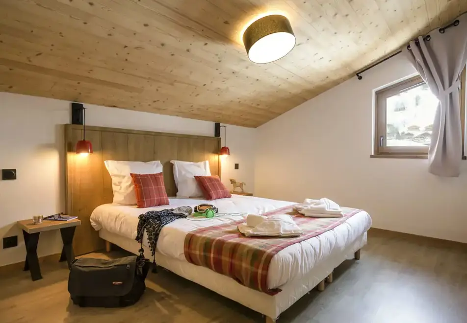 Le Cle des Cimes, Areches Beaufort (self catered apartments) (©MReyboz) - Double bedroom