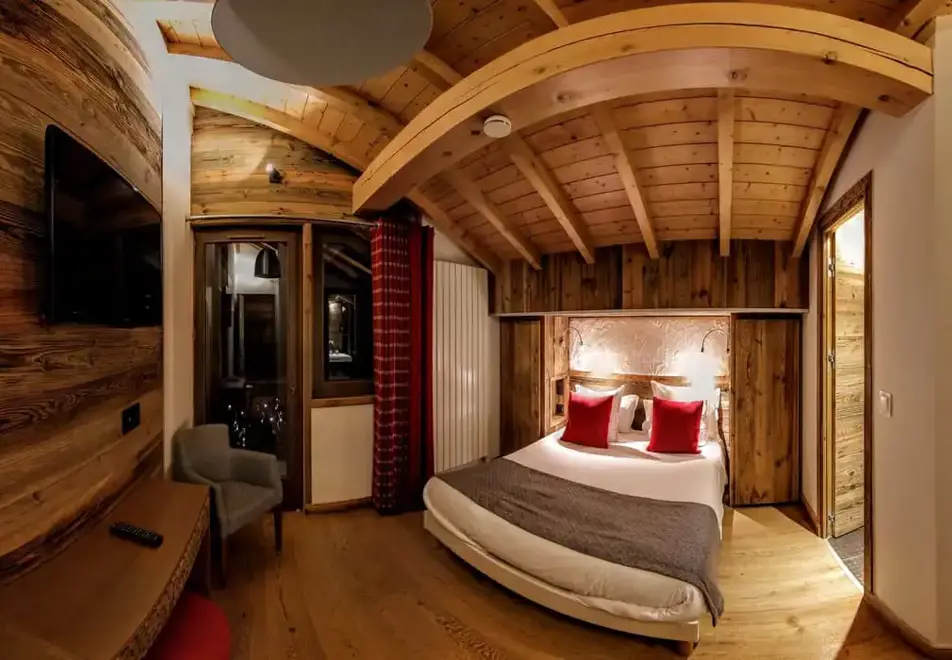 Chalet Delphine, Les Gets (self catered chalet) - Double bedroom