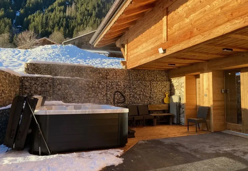 Chalet Le Bon Vieux Temps, Chatel (self catered chalet) - Hot tub