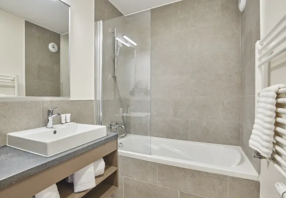l'Ecrin Blanc, La Rosiere (self catered apartments) - Typical style bathroom