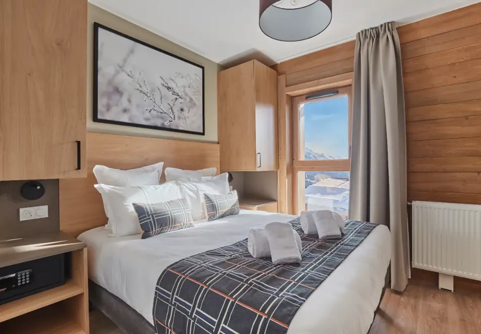 l'Ecrin Blanc, La Rosiere (self catered apartments) - Typical style double bedroom