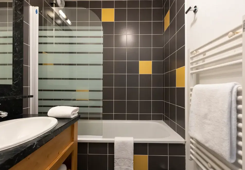 Les Bergers, Saint Sorlin d'Arves (self catered apartments) - Typical bathroom style