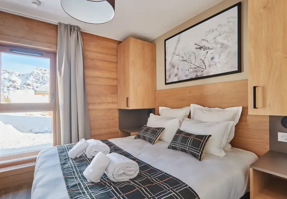 l'Ecrin Blanc, La Rosiere (self catered apartments) - Typical style double bedroom