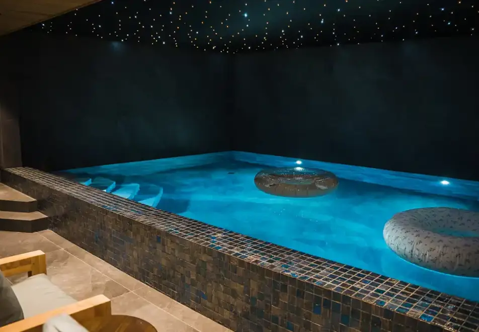 Silverstone Lodge, Val d'Isere (self catered chalet/apartment) - Number 5