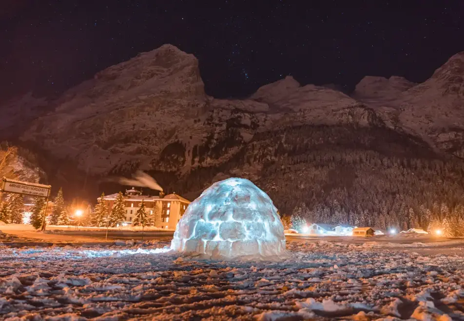 Pralognan-la-Vanoise - Igloo construction (©Ariane Fornia)
